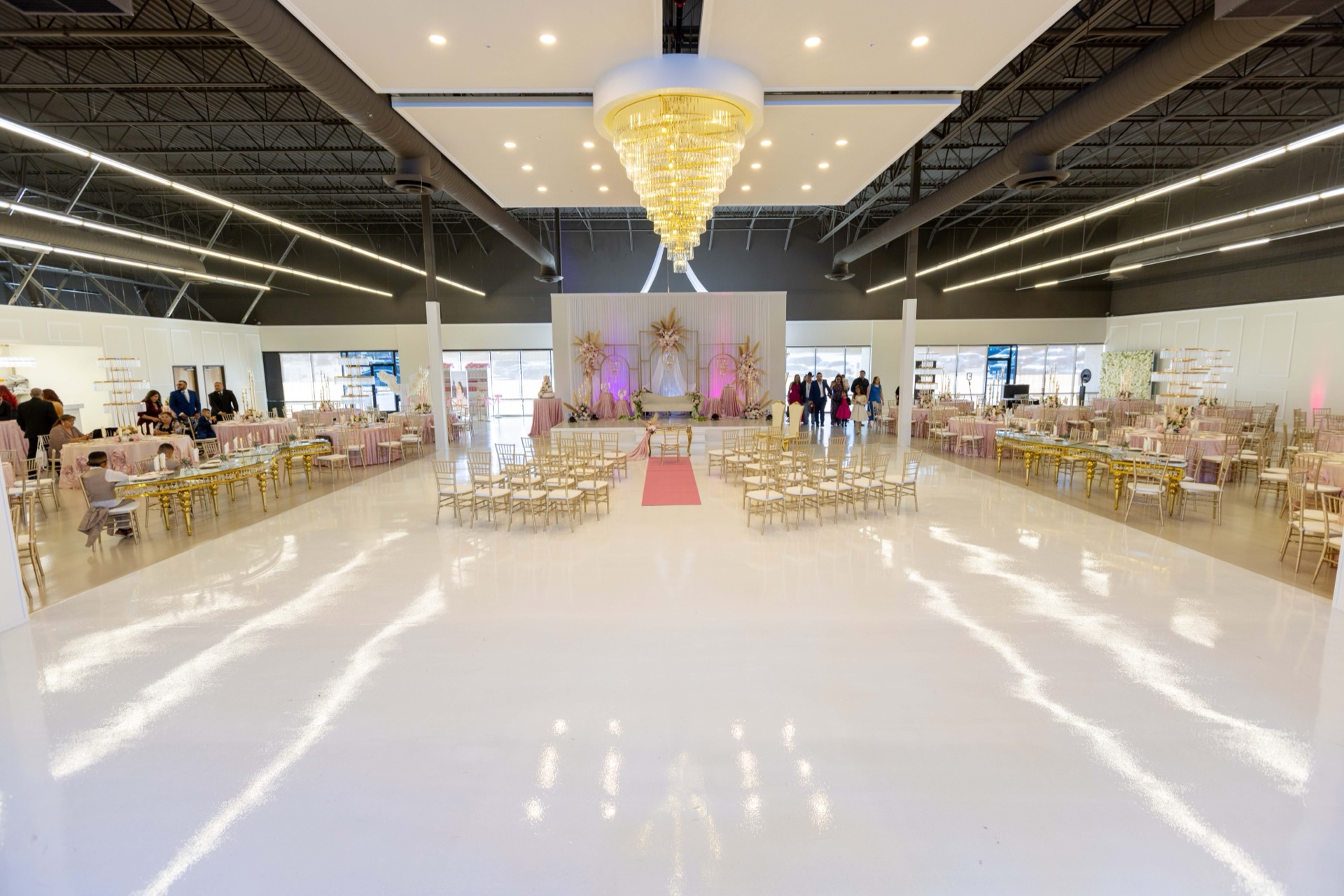 1,900 Sq Ft